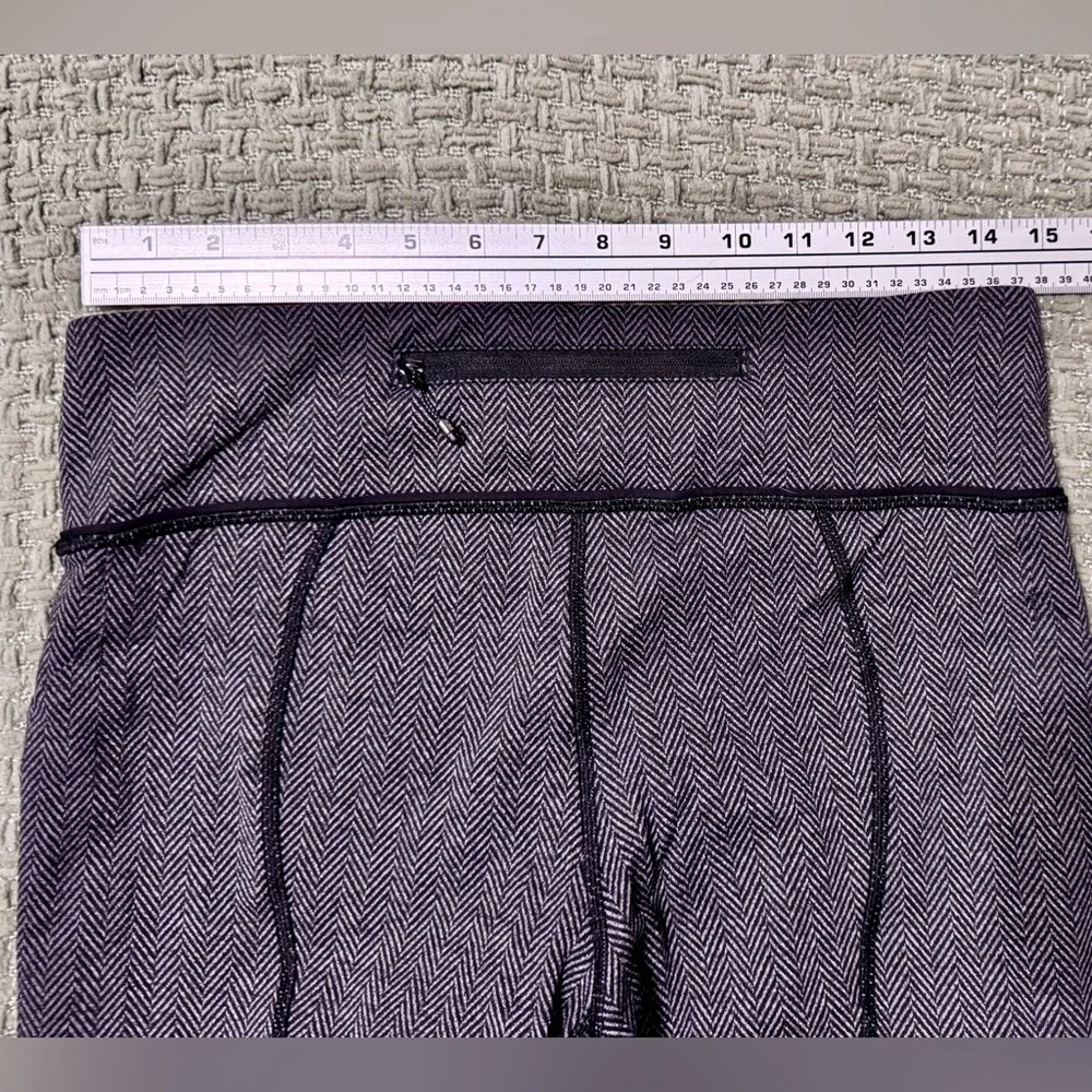 Lululemon Gray Herringbone Patterned Leggings - Size 10 - Picture 4 of 12